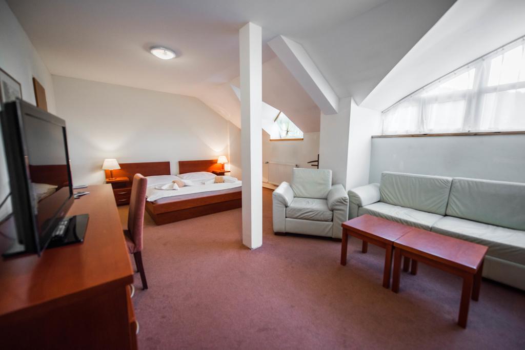 Plejsy Hotell Krompachy Eksteriør bilde