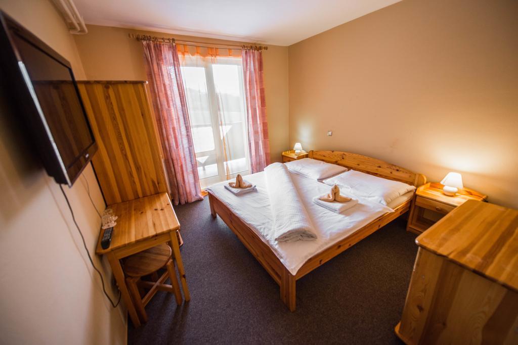 Plejsy Hotell Krompachy Eksteriør bilde