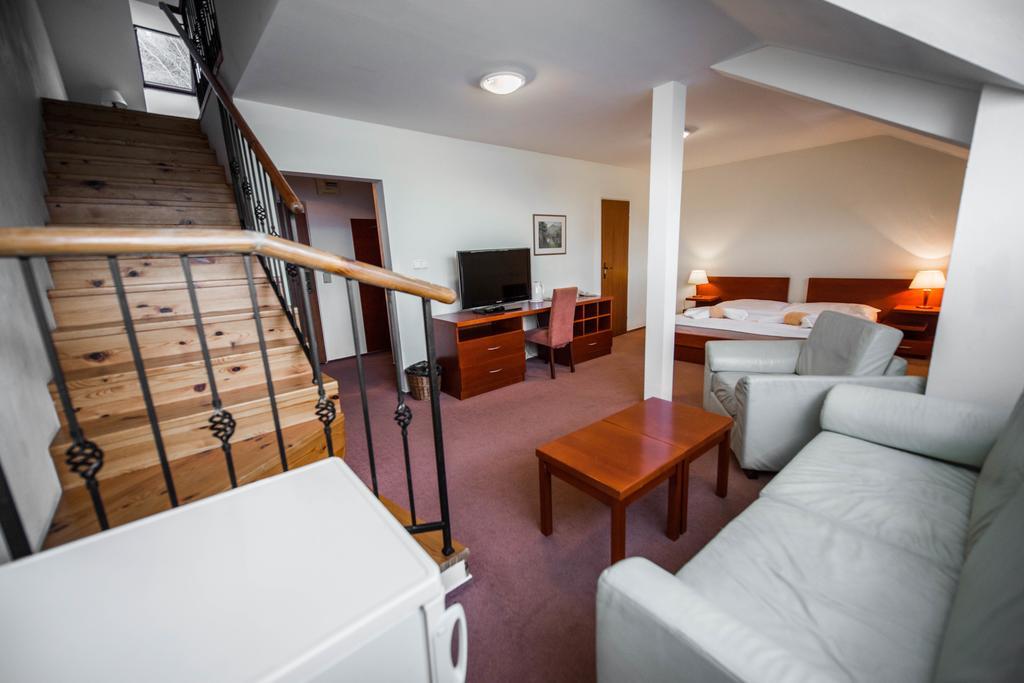 Plejsy Hotell Krompachy Eksteriør bilde